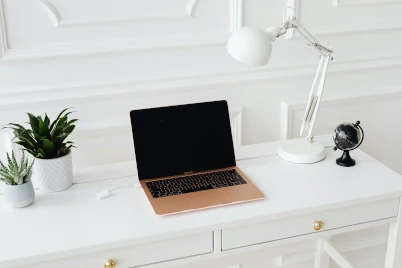 Création de sites web pour artisans Ordi portable sur un bureau